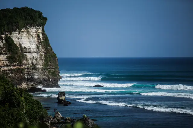 Uluwatu yaxınlığındakı Bingin sahili — əhəng daşı sıldırımların altında sıra-sıra gələn dalğalar