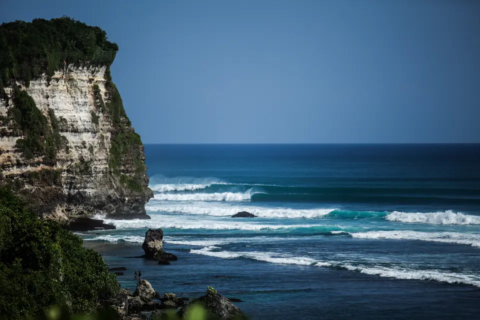 Uluwatu yaxınlığındakı Bingin sahili — əhəng daşı sıldırımların altında sıra-sıra gələn dalğalar