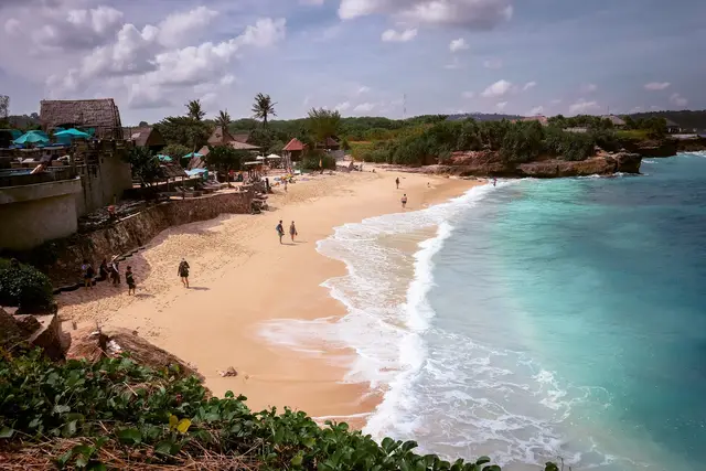 Firuzəyi su və ağ qumlu Dream Beach sahili — Nusa Lembongan adası