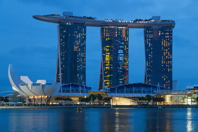 Sinqapurun Marina Bay körfəzi — axşam işıqlarında Marina Bay Sands və ArtScience muzeyi