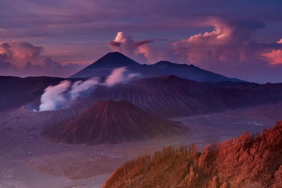 Bromo vulkanı gündoğuşunda — kraterdən qalxan tüstü və arxa planda Semeru zirvəsi