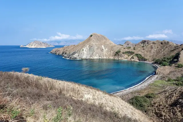 Komodo Milli Parkındakı Padar adasının seyr nöqtəsindən görünən körfəzlər və təpələr