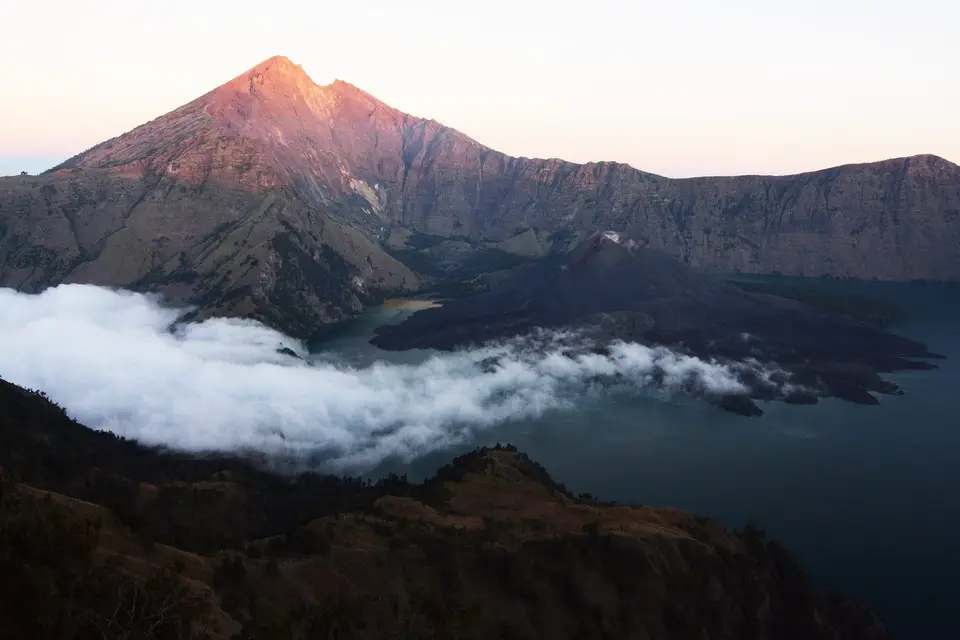 Rinjani vulkanının krateri — Segara Anak gölü, Gunung Baru konusu və buludların üzərindəki zirvə