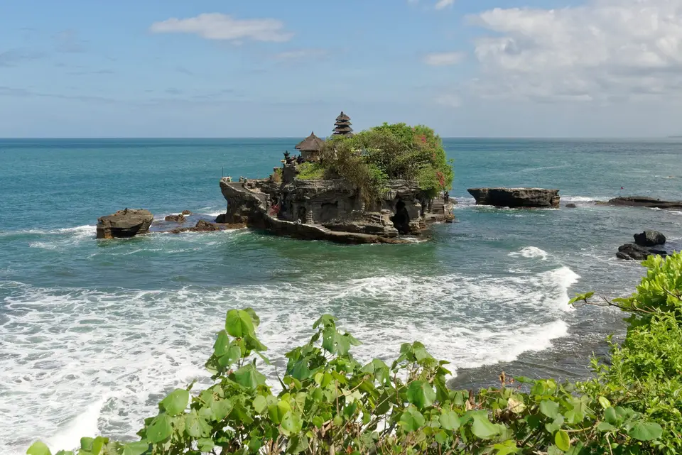 Tanah Lot məbədi — dənizin içindəki qayanın üstündə ucalan Bali məbədi